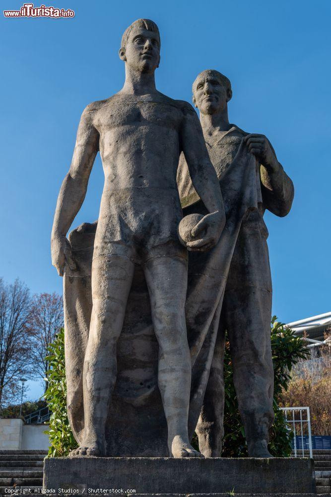 Immagine Statue di sportivi di fronte al Red Bull Arena Stadium di Lipsia, Germania - © Alizada Studios / Shutterstock.com