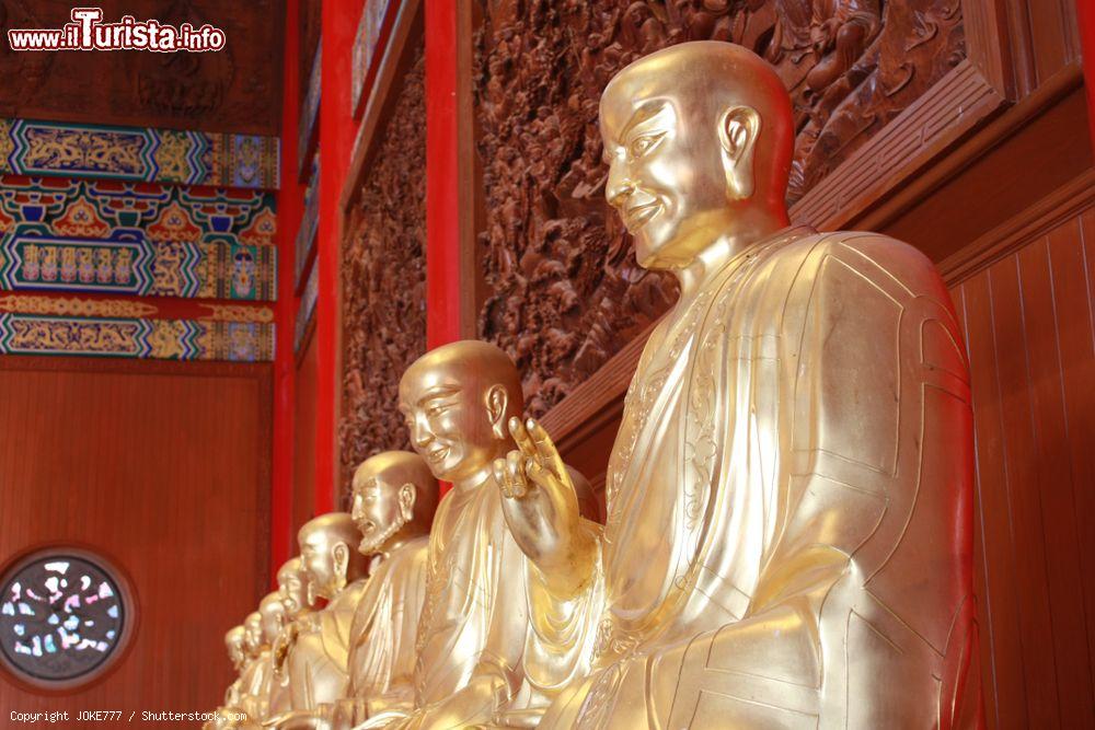 Immagine Statue dorate al tempio cinese di Leng Noi Yee a Nonthaburi, Thailandia - © JOKE777 / Shutterstock.com