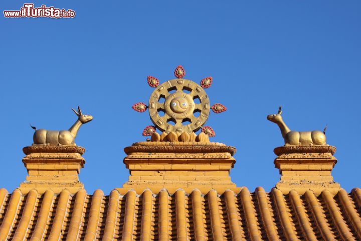 Immagine Statue d'oro sul tetto di un monastero buddhista nella città di Hohhot, Mongolia Interna - © Lian Deng / Shutterstock.com