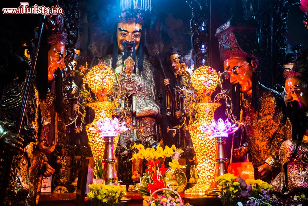 Immagine Statue e candele nella Pagoda dell'Imperatore di Giada nella zona di Da Kao a Ho Chi Minh City, Vietnam.
