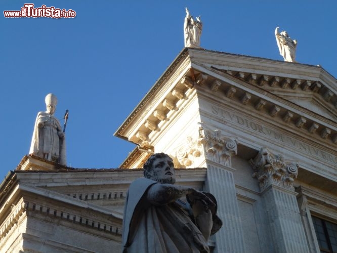 Immagine Alcune delle 5 statue sulla facciata della Cattedrale di Urbino