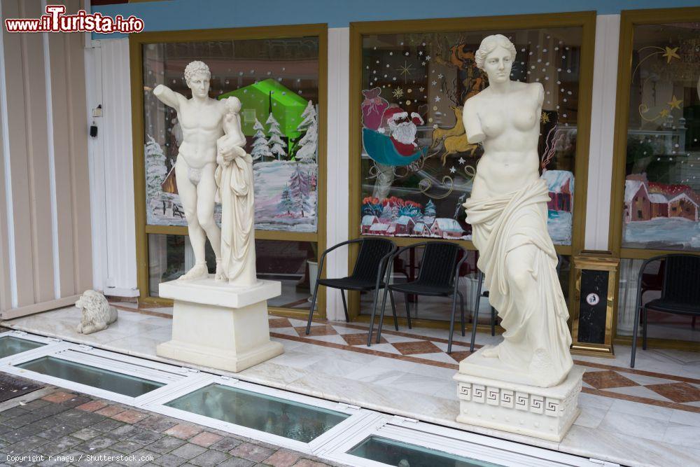 Immagine Statue greche all'ingresso di un hotel a Kalambaka, Tessaglia, Grecia - © r.nagy / Shutterstock.com