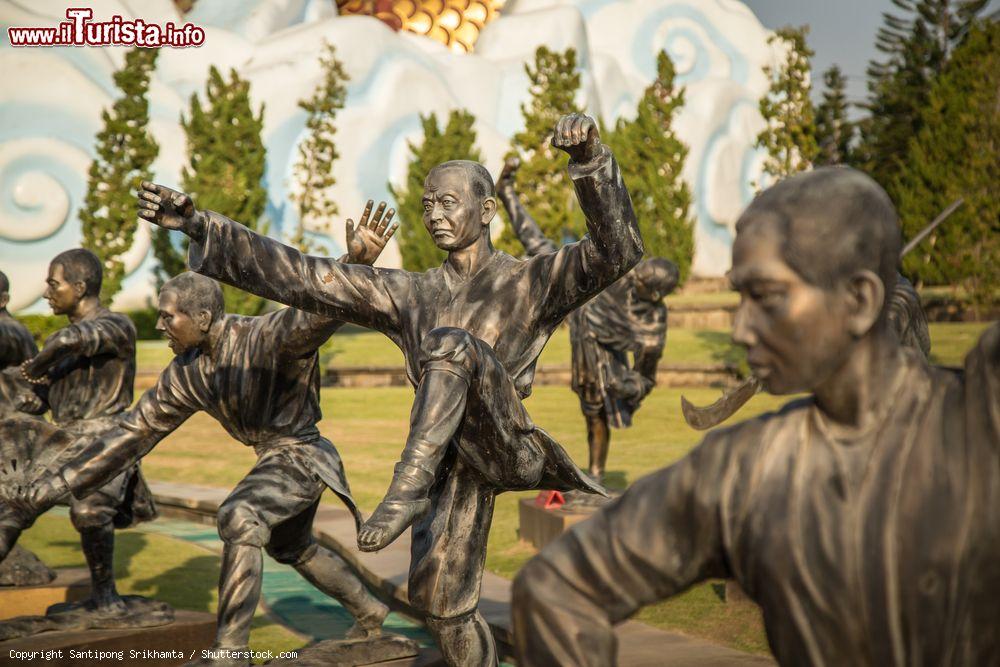 Immagine Statue in bronzo del cinese Shaolin Kung Fu al Dragon Descendants Museum di Suphan Buri (Thailandia)   - © Santipong Srikhamta / Shutterstock.com
