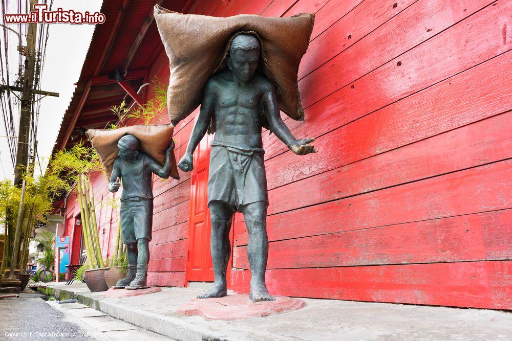 Immagine Statue in bronzo nella città di Songkhla, Thailandia - © CaptainSann / Shutterstock.com