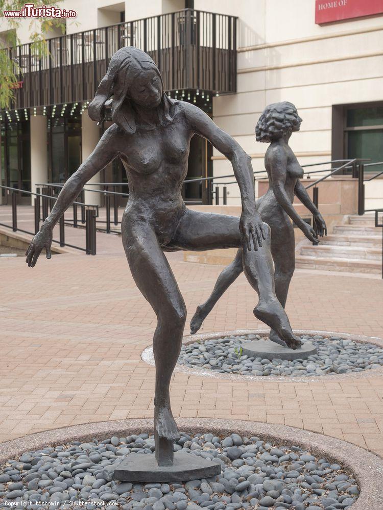 Immagine Statue in bronzo vicino all'Herberger Theater Center di Phoenix, Arizona. Si tratta di uno spazio per spettacoli artistici - © tishomir / Shutterstock.com