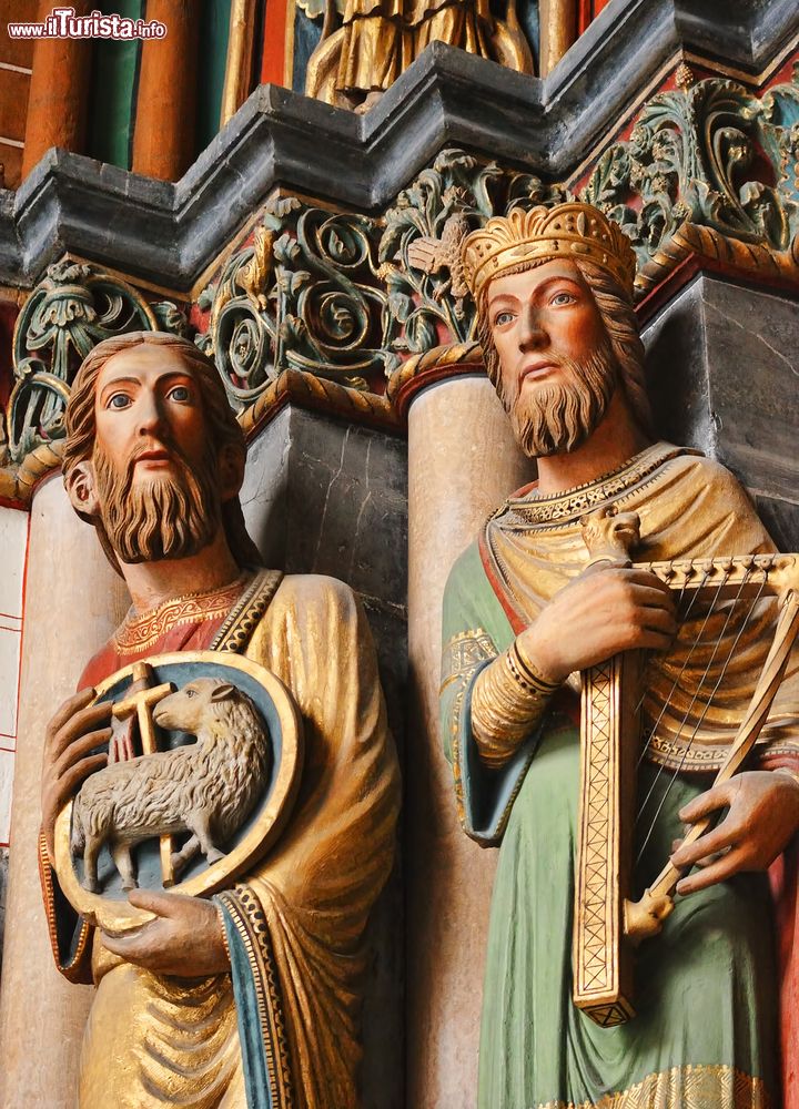 Immagine Statue medievali dipinte sul muro d'ingresso della cattedrale di Maastricht, Olanda.
