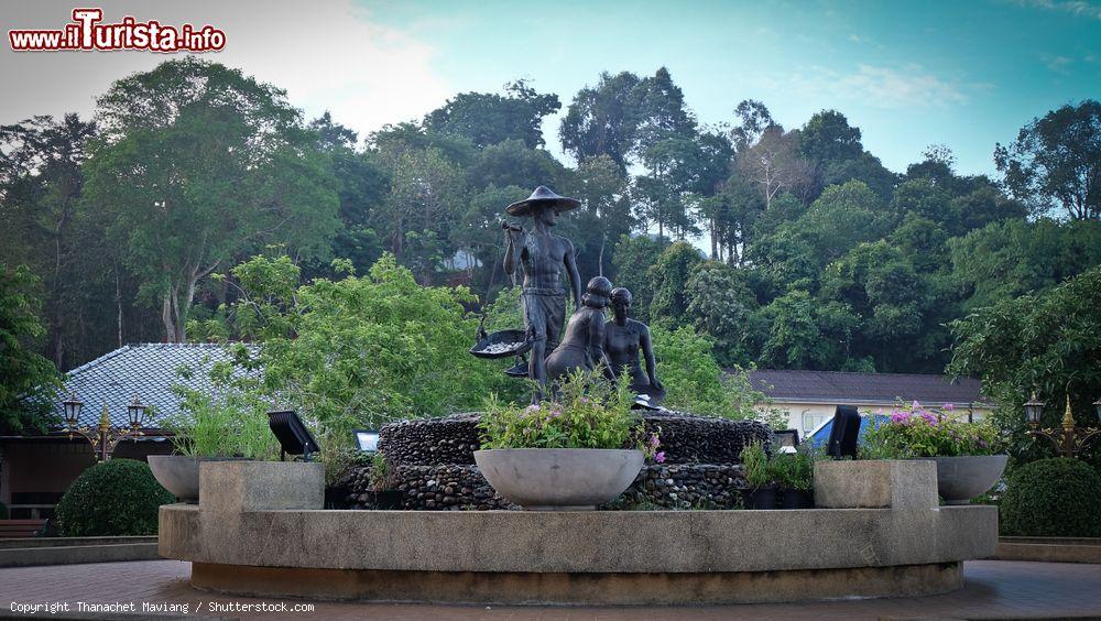 Immagine Statue nel palazzo Rattanarangsarn nella provincia di Ranong, Thailandia. Si tratta di un'elegante costruzione in legno immersa in un parco pubblico - © Thanachet Maviang / Shutterstock.com