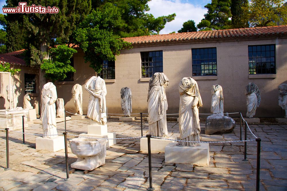 Immagine Statue nel sito archeologico di Corinto, Tempio di Apollo (Grecia).