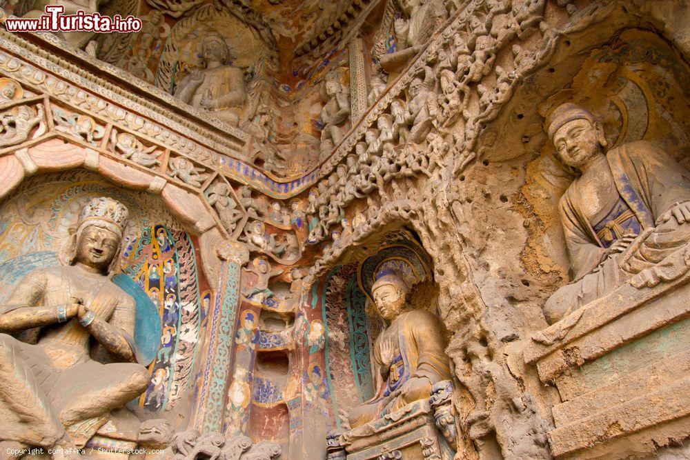 Immagine Statue nelle grotte di Yungang a Datong, Cina. Questo antico tempio buddhista che risale al V° e VI° secolo ospita al suo interno più di 51 mila sculture - © corlaffra / Shutterstock.com