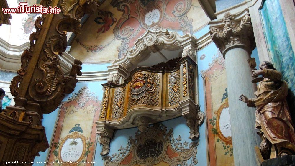 Immagine Statue, sculture e affreschi al santuario di Mostra Signora di Aires, Viana do Alentejo, Portogallo - © Joaquin Ossorio Castillo / Shutterstock.com
