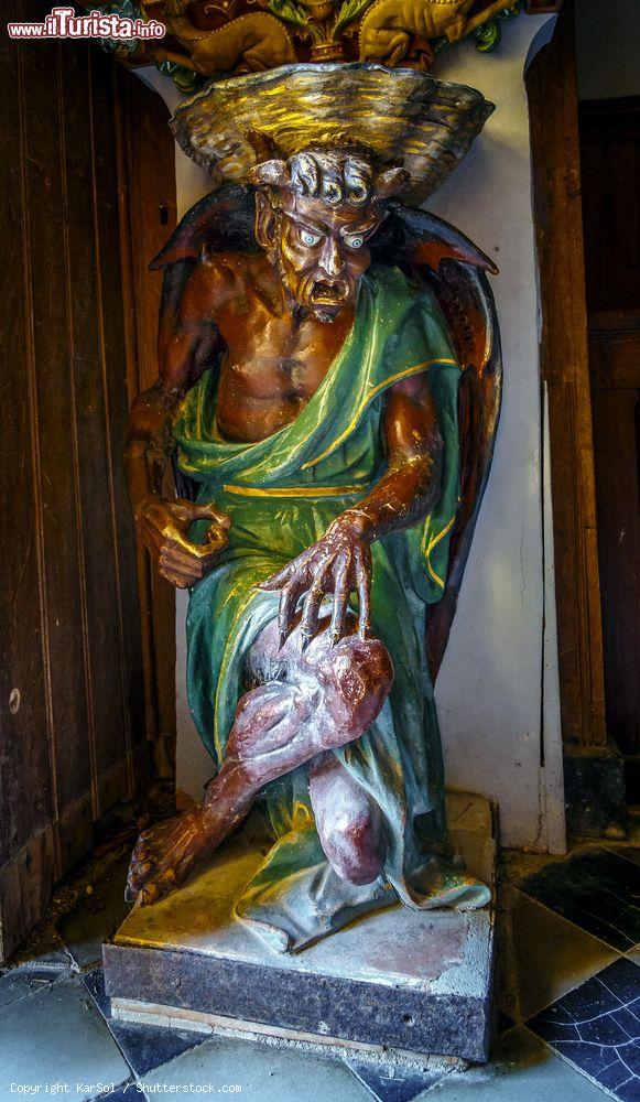 Immagine La statuetta di un demone all'ingresso della chiesa di Santa Maria Maddalena a Rennes-le-Chateau (Francia) - © KarSol / Shutterstock.com