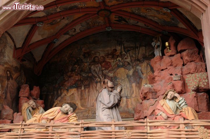 Immagine Statuine rinascimentali rappresentano il monte degli ulivi a Obernai, Francia - © 115211809 / Shutterstock.com