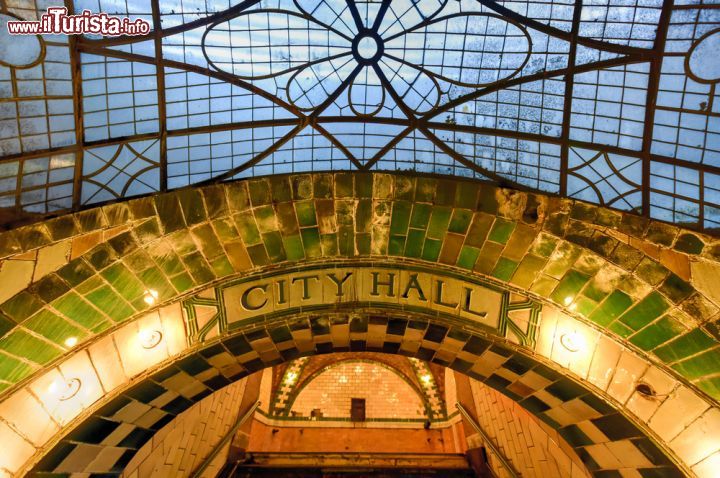 Immagine La stazione abbandonata a New Yor City: la City Hall Subway Station (City Hall Loop) a Manhattan sualla linea IRT Lexington Avenue  - © Felix Lipov / Shutterstock.com