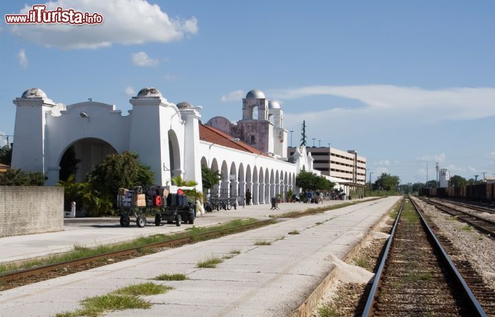 Immagine Stazione degli anni '20 a Orlando, Florida - Archi e porticato per l'edificio della stazione ferroviaria di Orlando edificato nel corso degli anni '20  © Stephen G. Page / Shutterstock.com