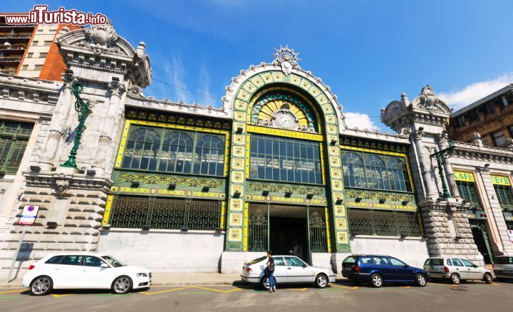Immagine La stazione dei treni (Estación de Abando Indalecio Prieto) di Bilbao (Paesi Baschi, Spagna) con la sua caratteristica architettura in stile classicista fu inaugurata nel 1948 - foto © Iakov Filimonov / Shutterstock