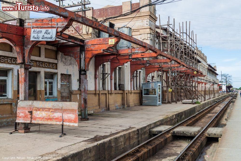 Immagine La stazione di Camagüey durante i lavori di restauro dell'edificio. Esiste una linea ferroviaria a Cuba che percorre in senso longitudinale tutta l'isola - © Matyas Rehak / Shutterstock.com