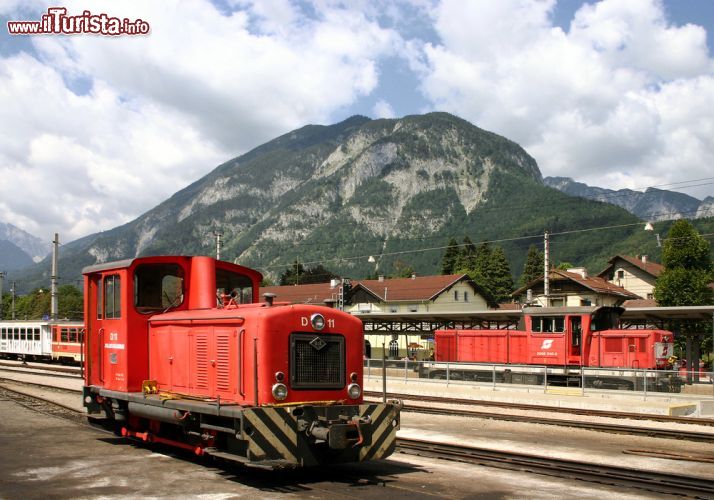 Immagine La stazione ferroviaria di Jenbach, Austria - la stazione ferroviaria di Jenbach è uno dei luoghi più caratteristici e più conosciuti di questa zona, grazia alla presenza di tre diversi scartamenti e, soprattutto, di due suggestivi trenini a vapore che conducono rispettivamente nella valle Zillertal e verso il Lago di Costanza.   - © Darren Hedges / Shutterstock.com