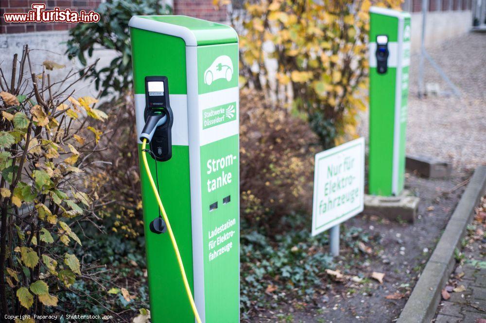 Immagine Stazione di ricarica per auto elettriche in una strada di Dortmund, Germania - © Paparacy / Shutterstock.com