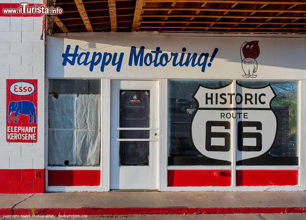 Immagine Stazione di rifornimento Esso sulla Route 66 a Tucumcari, New Mexico, Stati Uniti - © Nagel Photography / Shutterstock.com