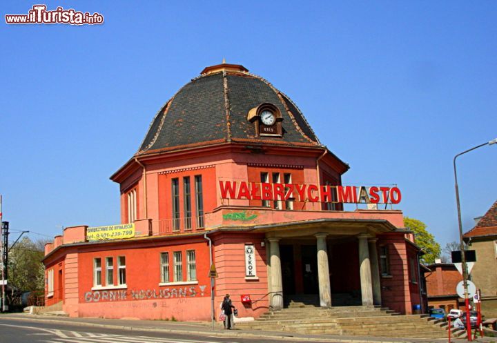 Immagine La piccola stazione ferroviaria di Walbrzych, Polonia. La città, quasi al confine con la Repubblica Ceca, è collegata da numerosi treni giornalieri anche con la vicina Breslavia (Wroclaw) - foto © Macdriver - CC BY-SA 3.0 - Wikipedia