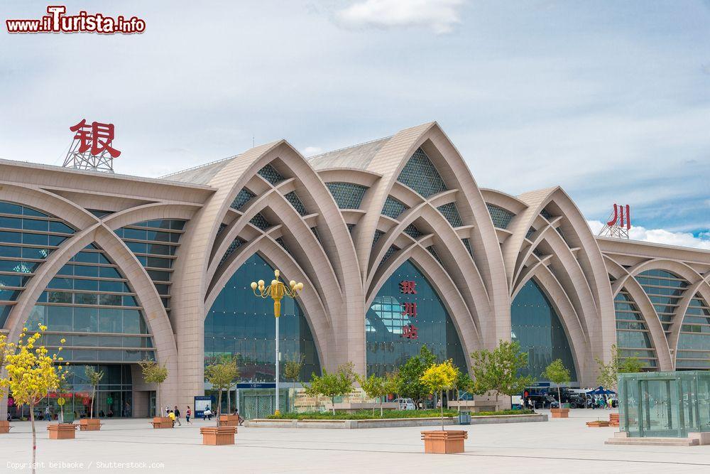 Immagine La stazione ferroviaria di Yinchuan, provincia di Ningxia, Cina - © beibaoke / Shutterstock.com