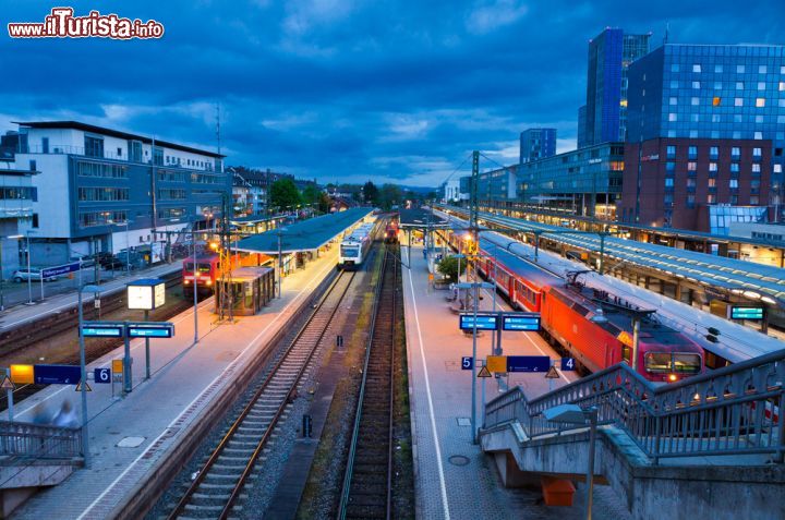 Immagine La stazione (Hauptbahnhof) di Friburgo in Bresgovia (Germania) è frequentata da circa 12.000 persone ogni giorno - foto © katatonia82 / Shutterstock.com