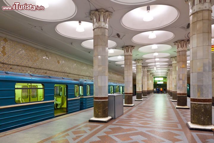 Immagine Interno della stazione metro Kievskaya di Mosca, Russia - Pavimenti marmorei e colonne dai capitelli decorati per l'interno di questa stazione della linea metropolitana di Mosca © jackf / Shutterstock.com