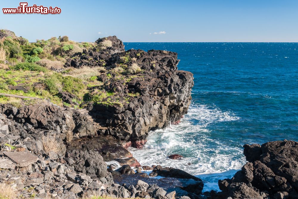 Immagine Steep black cliff in CataniUn tratto di costa rocciosa nei pressi di Aci Castello in Sicilia
