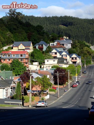 Immagine Scorcio di una strada ripida nella città di Dunedin, Nuova Zelanda. Siamo nella regione di Otago, nell'Isola del Sud, la più grande delle due maggiori isole che compongono la Nuova Zelanda - © Cloudia Spinner / Shutterstock.com