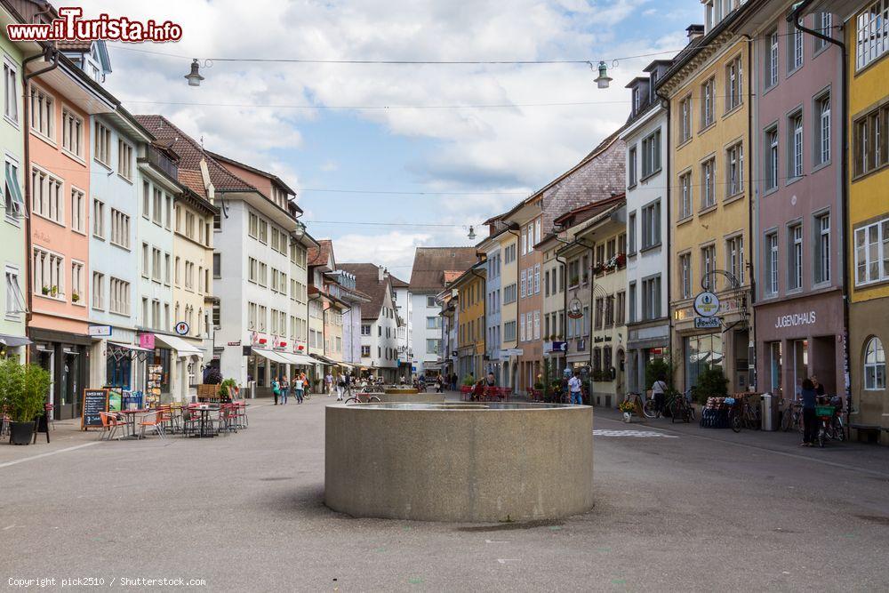 Immagine Steinberggasse nel centro della città di Winterthur, Svizzera. La città compare nei documenti storici già nel 1180; a caratterizzarne l'atmosfera è l'aspetto medievale - © pick2510 / Shutterstock.com