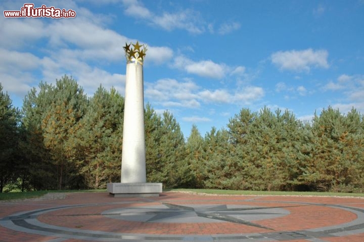 Immagine La stele posta a Purnuškiai che indica il centro geografico d'Europa in Lituania