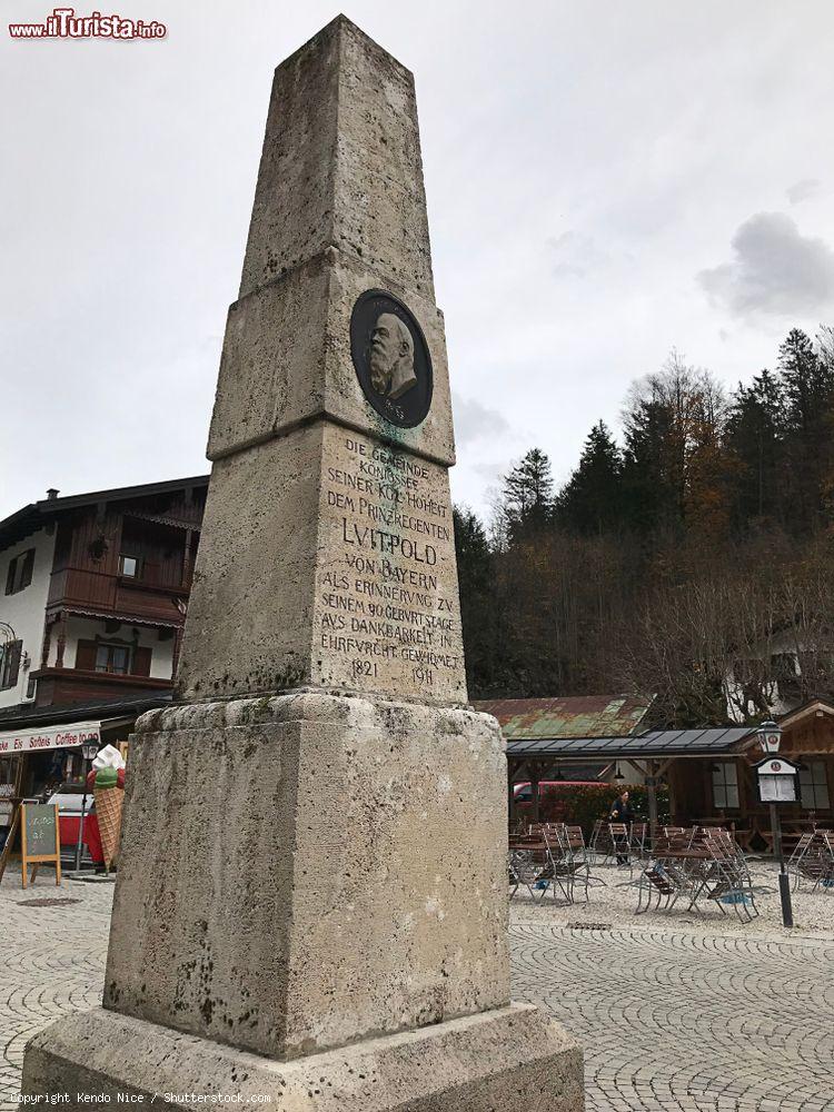Immagine Stele commemorativa nel molo del lago Konigssee a Berchtesgaden, Germania - © Kendo Nice / Shutterstock.com