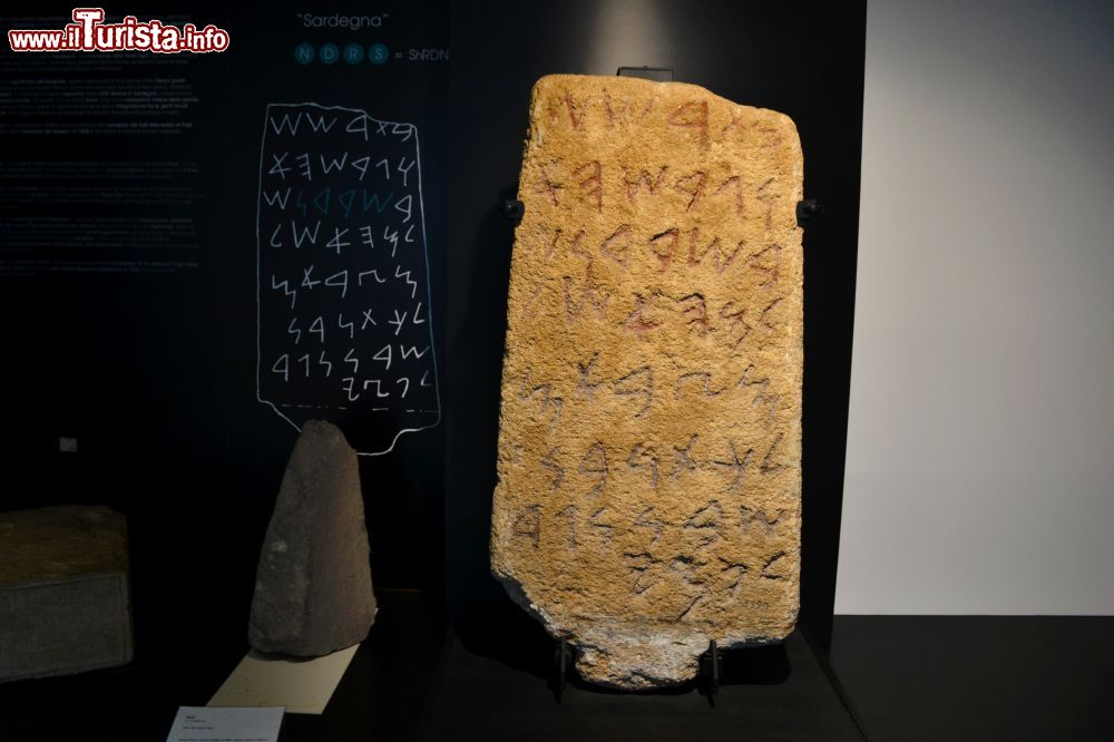 Immagine La Stele di Nora esposta nel Museo Archeologico di Cagliari riporta per la prima volta il nome "Sardegna" in alfabeto fenicio.