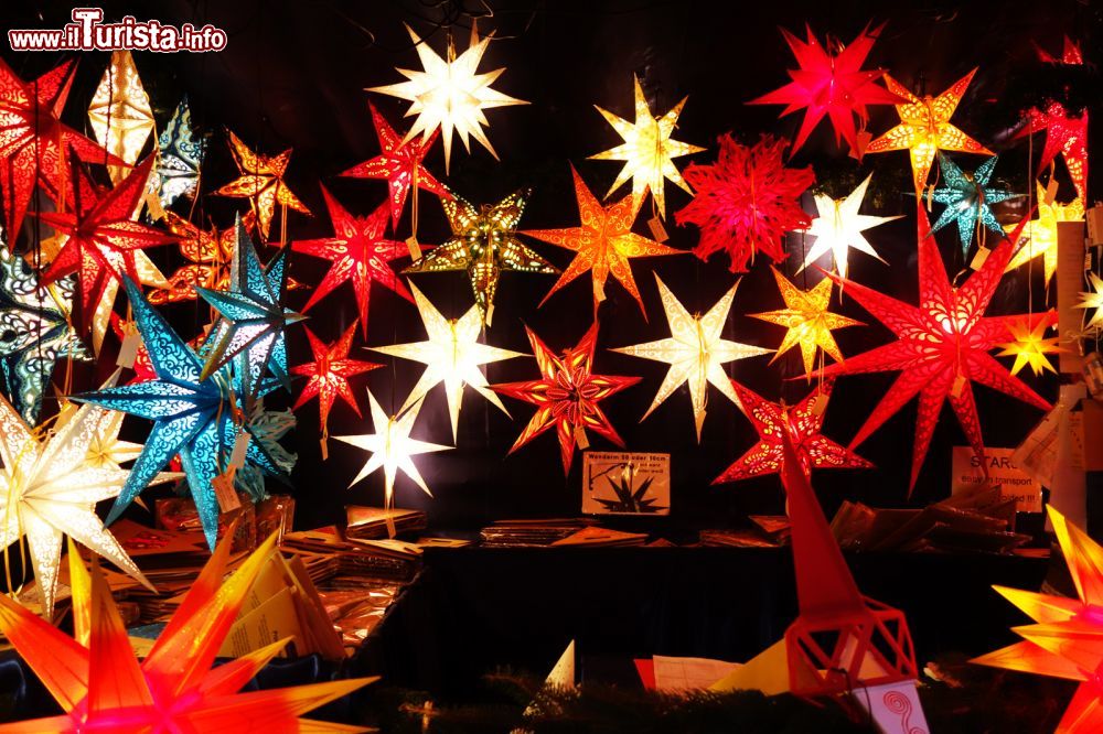 Immagine Stelle di carta luminose in uno stand dei mercatini di Natale a Norimberga, Germania.