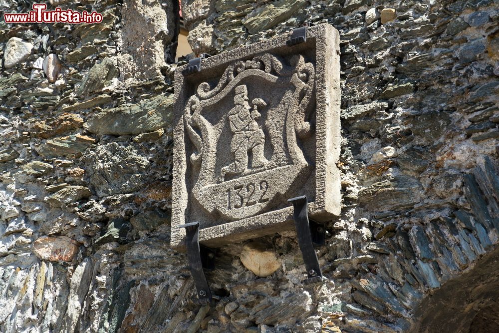 Immagine Stemma in pietra sulla Porta di Salzburg Gate a Schladming, Austria.