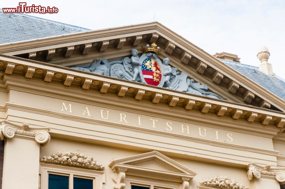 Immagine Stemma sopra l'ingresso del Mauritshuis ("Maurice House") a Binnenhof, Den Haag. Questo palazzo progetatto nel XVII° secolo per la famiglia dei reali ospita una vasta collezione d'arte con dipinti dei pittori olandesi più famosi.