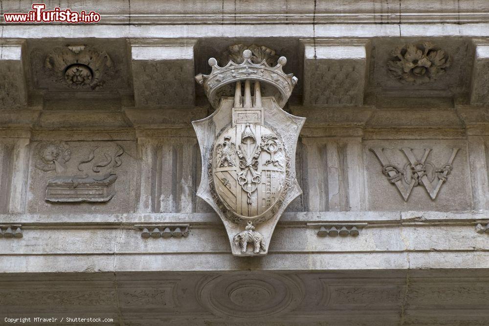 Immagine Stemma sopra l'ingresso nel cortile interno del Palazzo Ducale a Pesaro, Marche, Italia. Ora sede della Prefettura, l'edificio fu fatto costruire da Alessandro Sforza nella seconda metà del XV° secolo - © MTravelr / Shutterstock.com