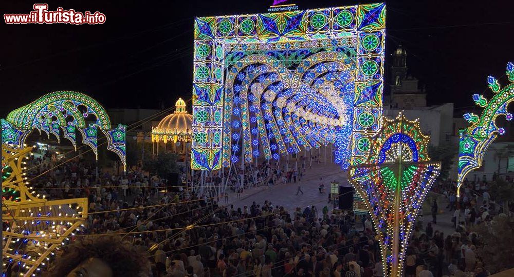 Immagine Sternatia, Puglia: le Luminarie della festa patronale del paese del Salento, dedicata a San GIorgio - © sito ufficiale