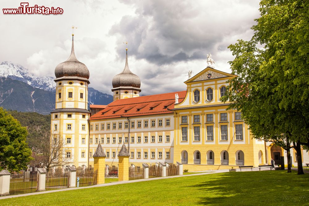Immagine Stift Stams, l'Abbazia Cistercence fondata nel Medioevo e famosa per le sue architetture barocche (Austria).