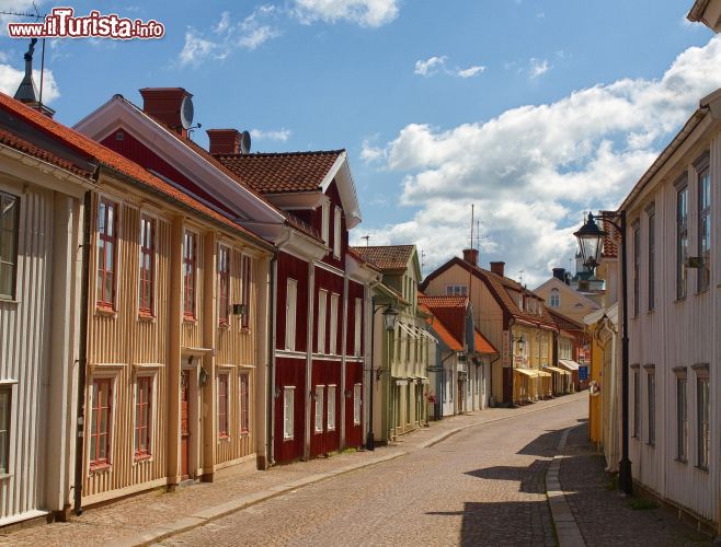 Immagine La via principale di Vimmerby è Storgatan. La cittadina, oltre ad un piccolo centro storico, offre ai suoi visitatori un museo delle moto da cross, l'Astrid Lindgren's World, l'Astrid Lindgrens Näs e il più antico birrificio a conduzione familiare di tutta la Svezia, l'Åbro Brewery - foto © Milosz_M / Shutterstock.com