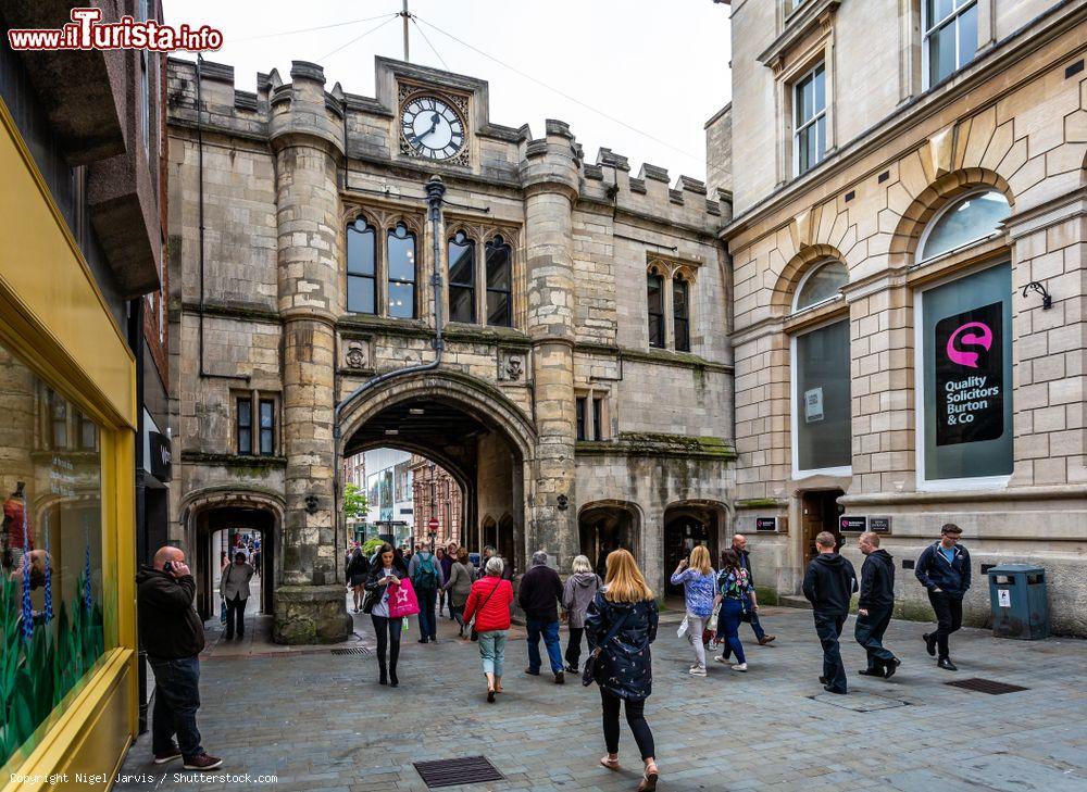 Immagine Stonebow and Guildhall a Lincoln, Inghilterra. Questo edificio ha ospitato gli incontri del Consiglio Comunale cittadino dal Medioevo a oggi - © Nigel Jarvis / Shutterstock.com