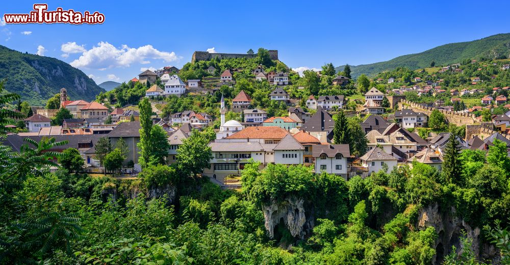 Immagine La storica capitale del regno di Bosnia, Jajce, immersa nella natura (Bosnia e Erzegovina).