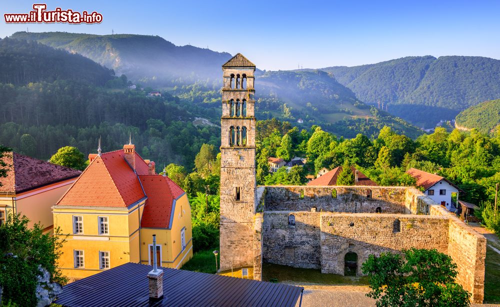 Immagine La storica chiesa di Santa Maria e la torre di San Luca a Jajce, Bosnia e Erzegovina, con la luce della mattina.