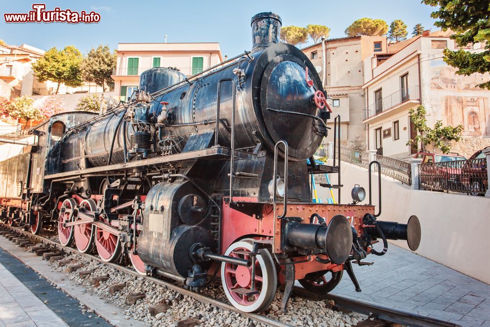 Immagine Storica locomotiva a vapore esposta nel borgo di Bova in Calabria