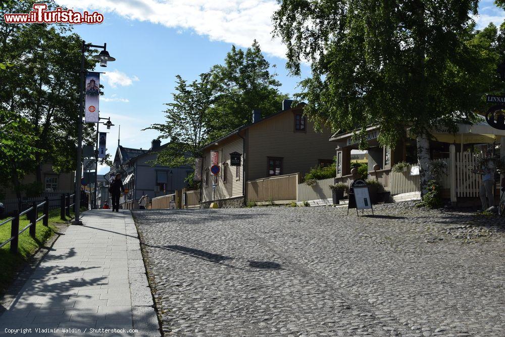 Immagine Storici edifici in legno lungo Linnankatu (Castle Street) nella vecchia città di Savonlinna, Finlandia - © Vladimir Waldin / Shutterstock.com