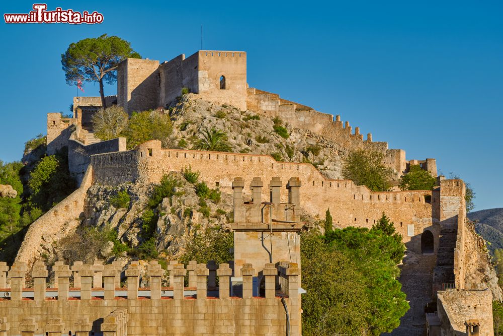 Immagine Lo storico castello di Xativa nella Comunità Autonoma Valenciana fotografato al tramonto, Spagna. Quest'imponente fortezza gotica domina la città.