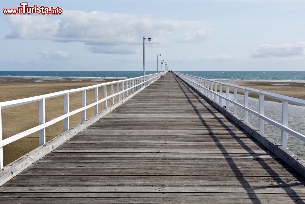 Immagine Veduta dello storico molo Urangan lungo 868 metri a Hervey Bay, Queensland, Australia. Situata a circa 300 km da Brisbane, questa località rappresenta uno dei posti migliori di tutto il paese per entrare in contatto con la natura più selvaggia.