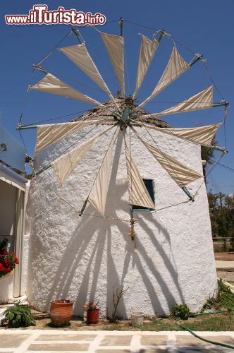 Immagine Mulino a vento sull'isola di Naxos, Grecia - Ampiamente diffusi in tutte le Cicladi per via delle condizioni climatiche favorevoli, i mulini a vento sono una costante del paesaggio di Naxos. Ma non solo: anche quelli ad acqua sono presenti in abbondanza su quest'isola greca dove pure d'estate ci sono torrenti fluenti © kkaplin / Shutterstock.com