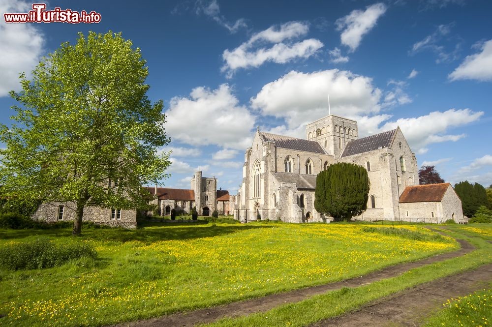 Immagine Lo storico ospedale e ospizio di Saint Cross a Winchester, Inghilterra. Immersa fra giardini, questa costruzione è il più antico ente di beneficenza inglese: si presenta con un'architettura quattrocentesca tradizionale e un'eccezionale chiesa normanna. L'ospedale venne fondato nel 1132 da Enrico di Blois, nipote di Guglielmo il Conquistatore.