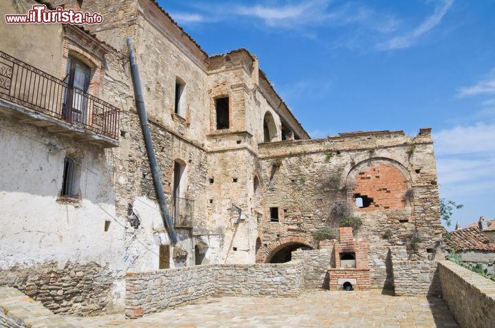 Immagine Uno storico palazzo nel centro di Tursi in Basilicata. Questo suggestivo borgo della provincia di Matera ospita sul suo territorio splendidi esempi di architettura civile, militare e religiosa.